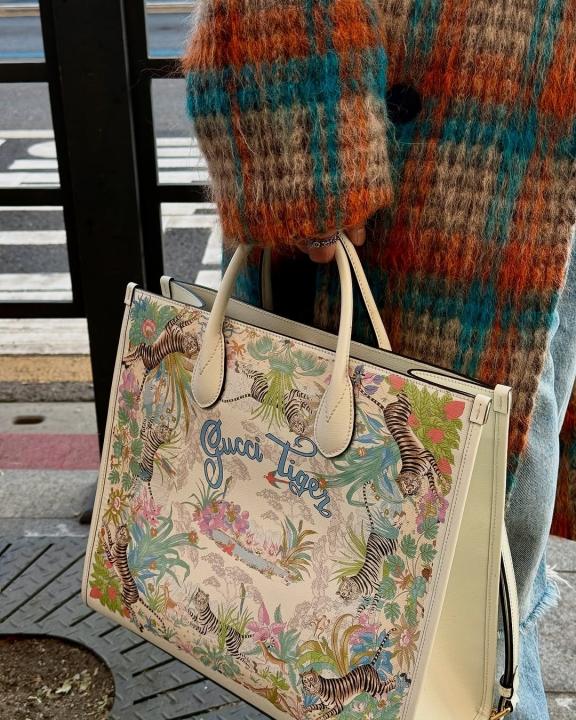 Shanghai Savanah Tiger Tote Bag With OG Magnetic Box & Dust Bag & (White - 1024)