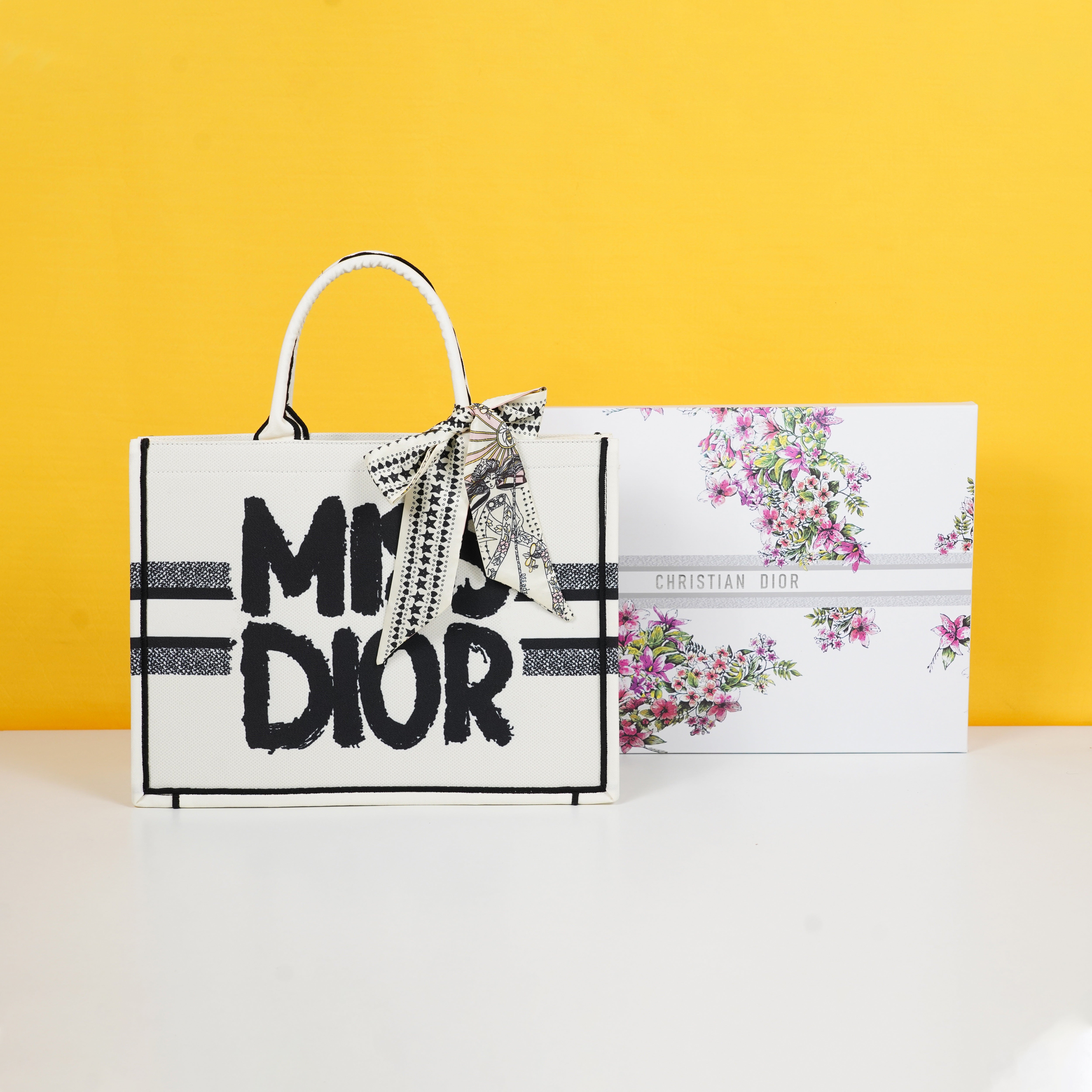 Book Tote With OG Box & Dust Bag & Scarf (White - 1028)