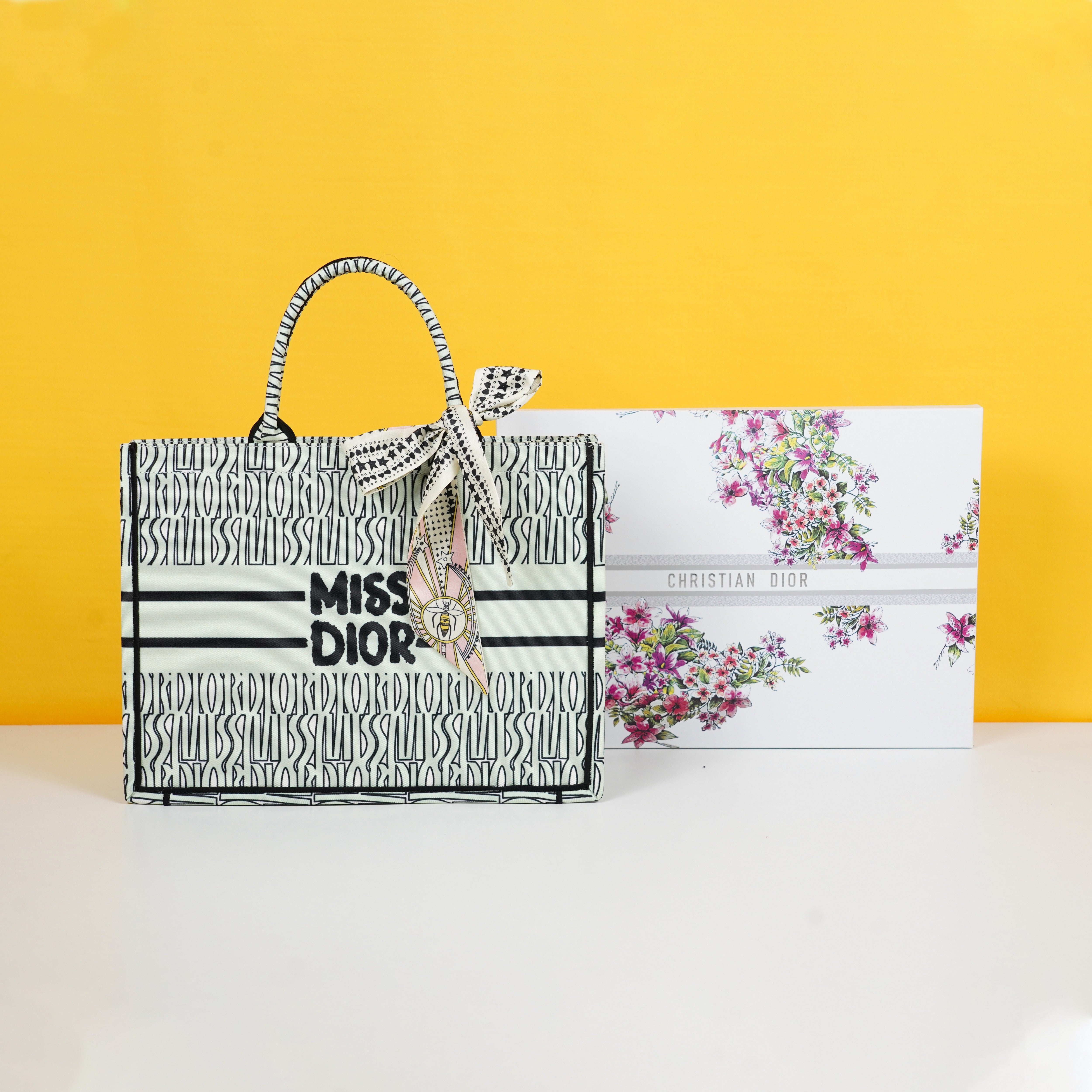 Book Tote With OG Box & Dust Bag & Scarf (L Green - 1034)