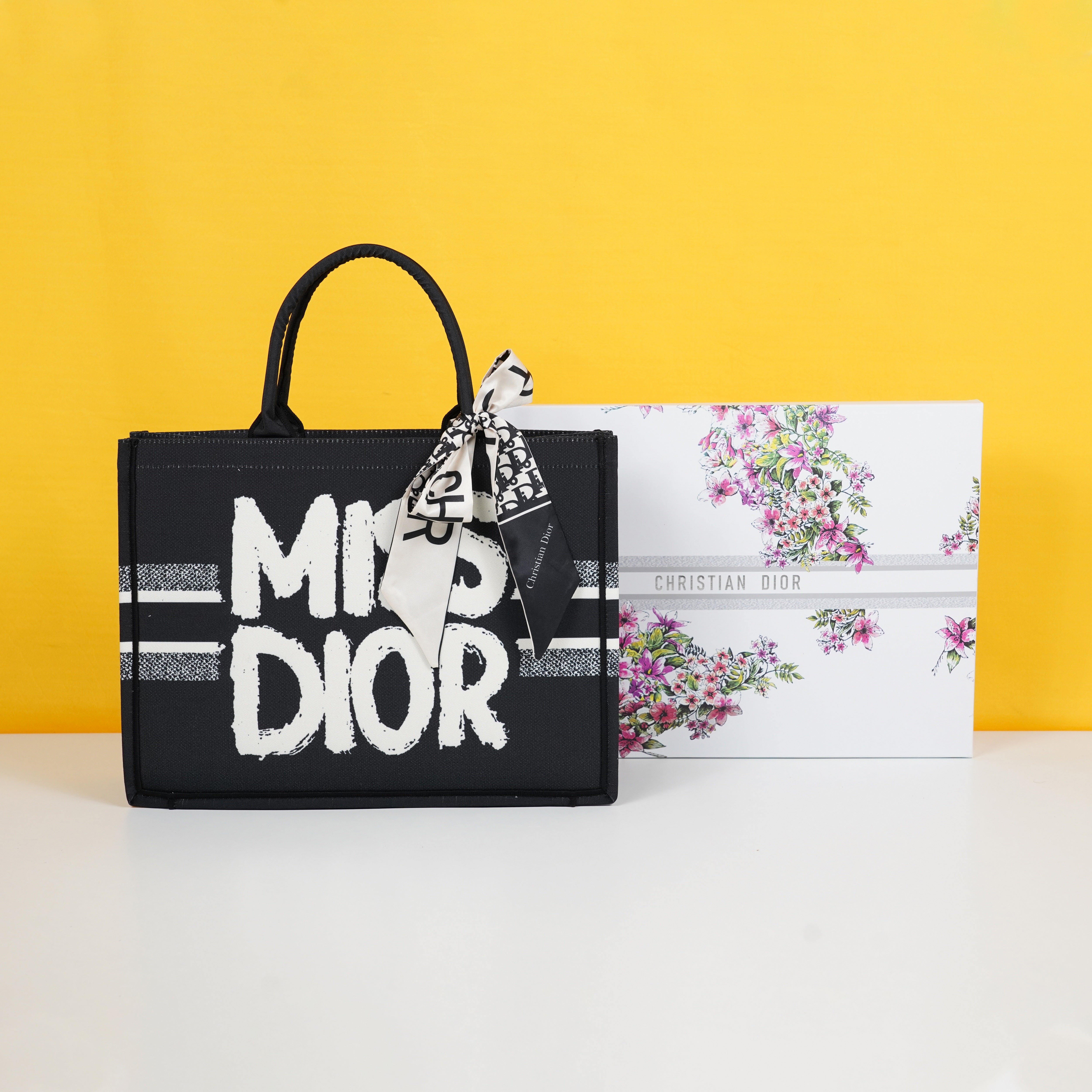 Book Tote With OG Box & Dust Bag & Scarf (Black - 1027)