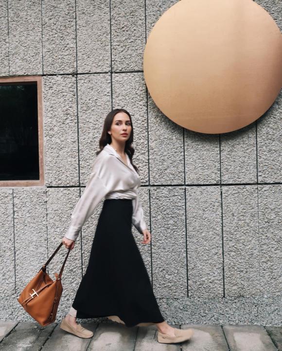 T Timeless Pebble Premium Leather Bag With OG Magnetic Box With Dust Bag (Tan - 1183)