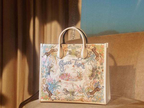 Shanghai Savanah Tiger Tote Bag With OG Magnetic Box & Dust Bag & (White - 1024)