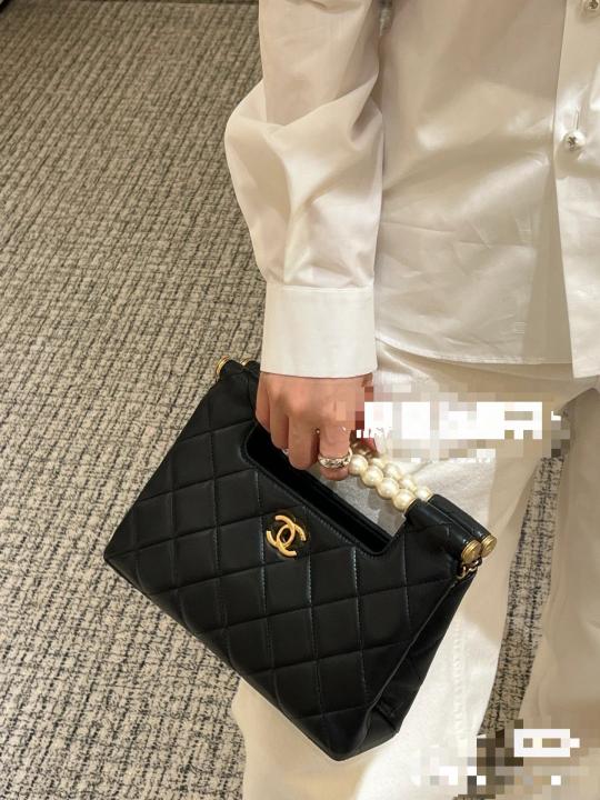 Pearl Classic Flap Shoulder Bag With OG Box & Dust Bag (Black 1160)