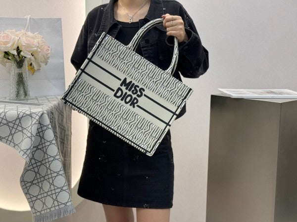 Book Tote With OG Box & Dust Bag & Scarf (L Green - 1034)