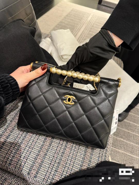 Pearl Classic Flap Shoulder Bag With OG Box & Dust Bag (Black 1160)