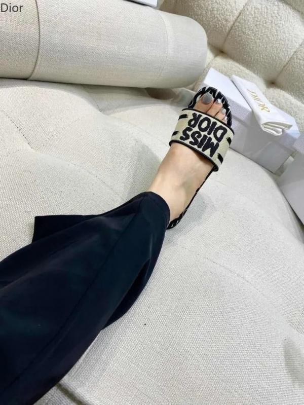Miss Di_or Premium Dway Slide With OG Box & Carry Bag  (White Black - 1058)
